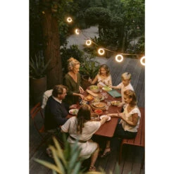 Guirlande Lumineuse FERMOB Hoop - Cerise Noire 11 Guirlande Lumineuse FERMOB Hoop - Cerise Noire -Mobilier De Jardin guirlande hoop cerise noire ambiance 1